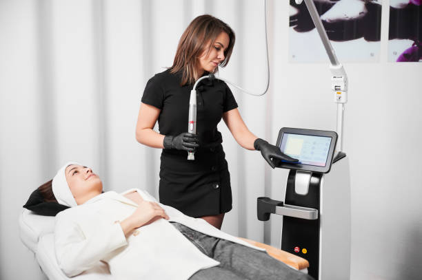 istock Beautician using radiofrequency device in cosmetology clinic. 1475467579