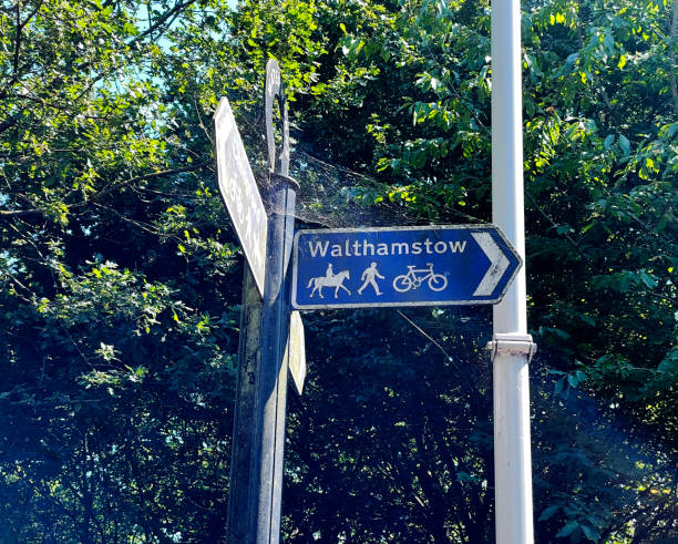 cartel hacia walthamstow - bridle path fotografías e imágenes de stock