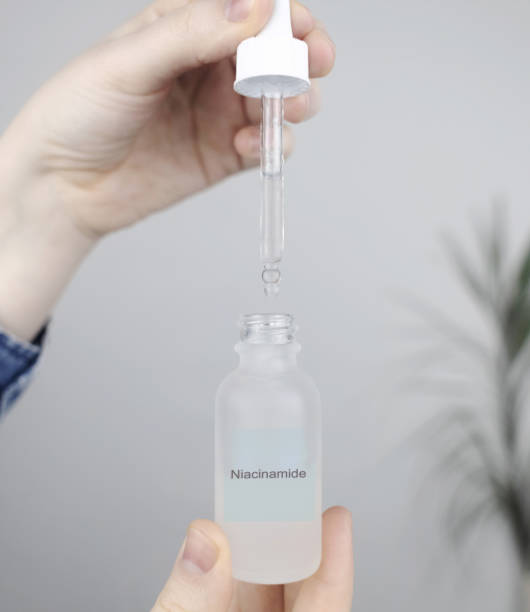 Dermatological serum. Emulsion for narrowing of pores, normalization of sebum production and lightening of pigmentation. Niacinamide. Girl applies vitamin b3 to her face. Laboratory research. Skincare. niacinamida. la niña se aplica vitamina b3 en la cara. investigación de laboratorio. cuidado de la piel. suero dermatológico. emulsión para estrechamiento de poros, normalización de la producción de sebo y aclaramiento de la pigmentación
