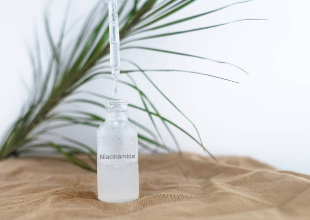 Dermatological serum. Emulsion for narrowing of pores, normalization of sebum production and lightening of pigmentation. Niacinamide. Girl applies vitamin b3 to her face. Laboratory research. Skincare. niacinamida. la niña se aplica vitamina b3 en la cara. investigación de laboratorio. cuidado de la piel. suero dermatológico. emulsión para estrechamiento de poros, normalización de la producción de sebo y aclaramiento de la pigmentación