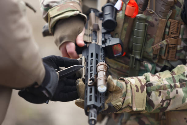 soldados ucranianos ajustando rifle de assalto no campo de tiro. militares das forças armadas da ucrânia treinando com armas americanas modernas - marine life - fotografias e filmes do acervo