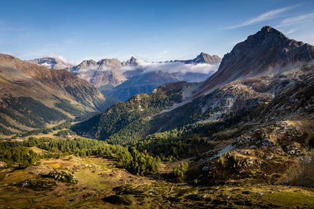 alpine landschaft in muottas muragl, engadin, graubünden, schweizer alpen - engadine alps landscape autumn european alps stock-fotos und bilder