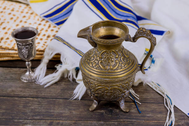 żydowskie święto pascha obchodzone jest chlebem macy i winem kidusz. - passover judaism seder kiddush cup zdjęcia i obrazy z banku zdjęć