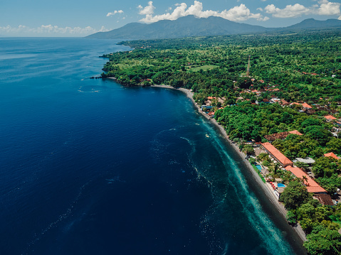 Vista aérea de la pintoresca costa con océano transparente en el norte de Bali. photo
