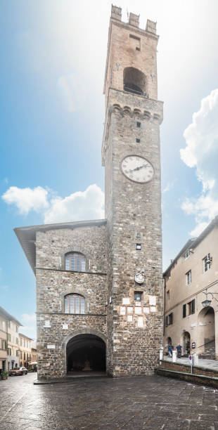 istock Palazzo dei Priori in Montalcino under a blue sky 1475534976