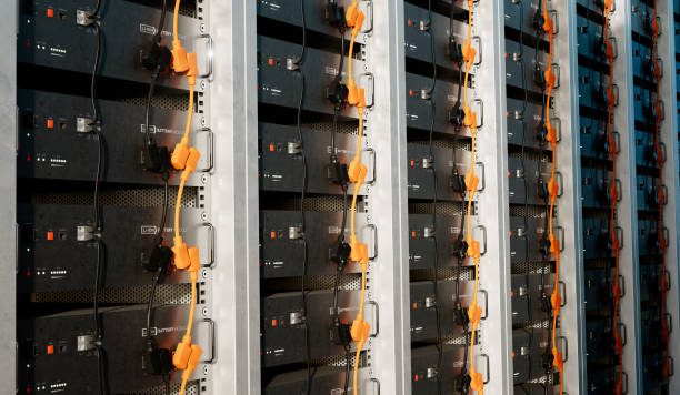 Image of a battery energy storage system consisting of several lithium battery modules placed side by side. This system is used to store renewable energy and then use it when needed. 3d rendering. imagen de un sistema de almacenamiento de energía de batería que consiste en varios módulos de batería de litio colocados uno al lado del otro. este sistema se utiliza para almacenar energía renovable y luego usarla cuando sea necesario. renderizado 3