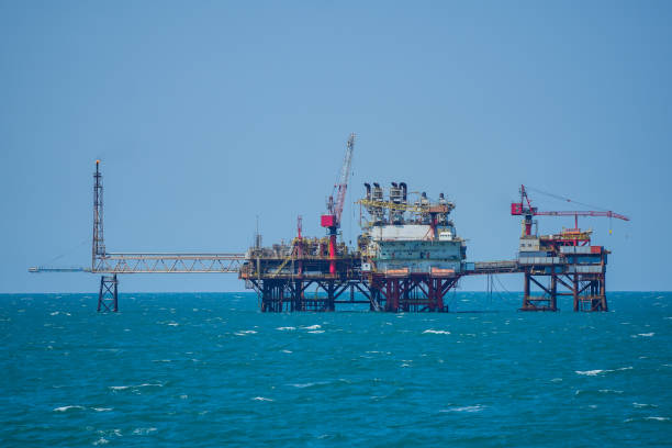 istock Oil or gas drilling platform 1475540985