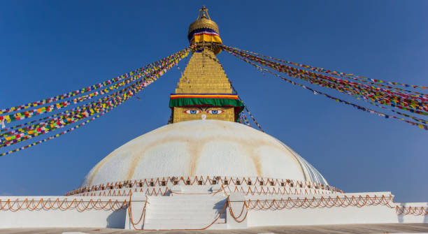 vue de face du stupa historique boudhanath à katmandou - bodnath stupa kathmandu stupa flag photos et images de collection