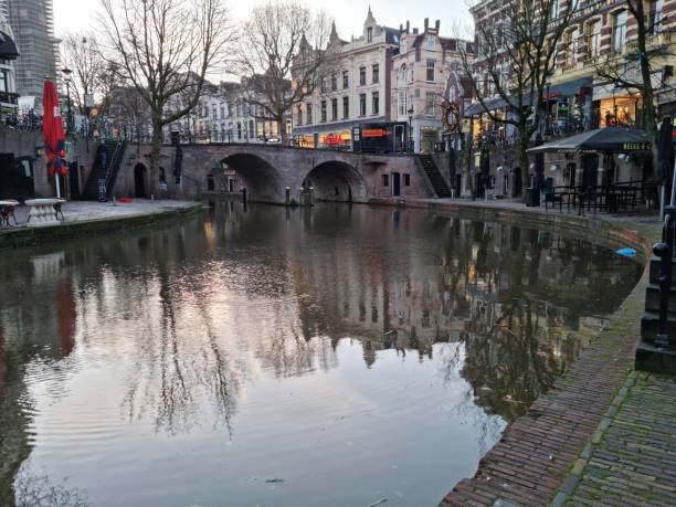 istock Quiet winter morning by the river in Utrecht 1475546180