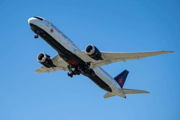 air canada commercial airplane taking off overhead and climbing on a blue sky stock photo. - boeing 787 air vehicle travel business travel imagens e fotografias de stock