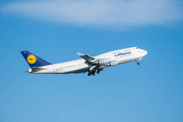 青い空に離陸して登るルフトハンザの民間航空機の写真素材。 - boeing 747 airplane taking off commercial airplane ストックフォトと画像