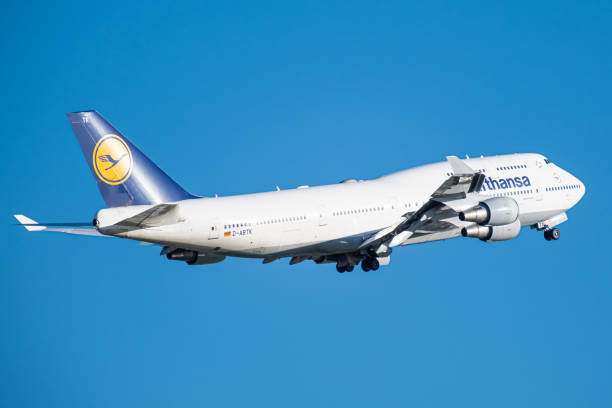 青い空に離陸して登るルフトハンザの民間航空機の写真素材。 - boeing 747 airplane taking off commercial airplane ストックフォトと画像