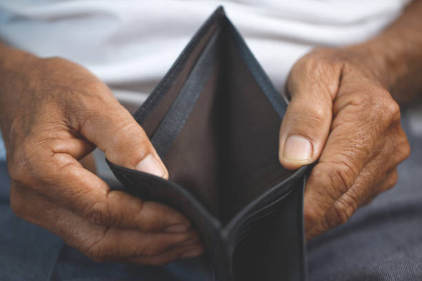 Elderly people with wallets do not have savings in retirement.