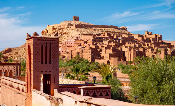 айт бен хадду в марокко возле уарзазата - morocco landscape mountain mountain range стоковые фото и изображения