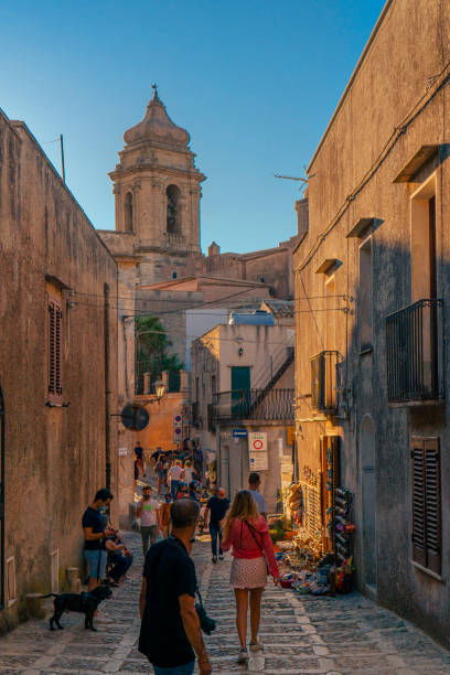 callejón del centro histórico de erice. sicilia, italia. - erice fotografías e imágenes de stock