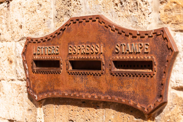 istock Rusty Vintage Mailbox In San Gimignano 1475560630
