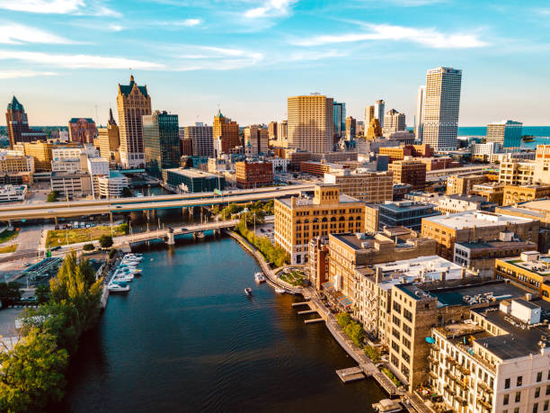 the milwaukee river and milwaukee skyline - wisconsin stok fotoğraflar ve resimler