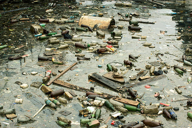 la pollution marine - toxic substance bottle danger chemical photos et images de collection