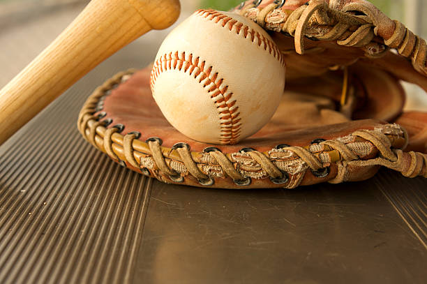 de baseball bat et gant dans le banc de touche - dugout baseball bench bat photos et images de collection