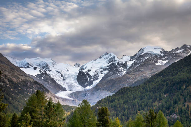 alpine landschaft im berninapass, engadin, graubünden, schweizer alpengrenze zu italien, schweiz - engadine alps landscape autumn european alps stock-fotos und bilder