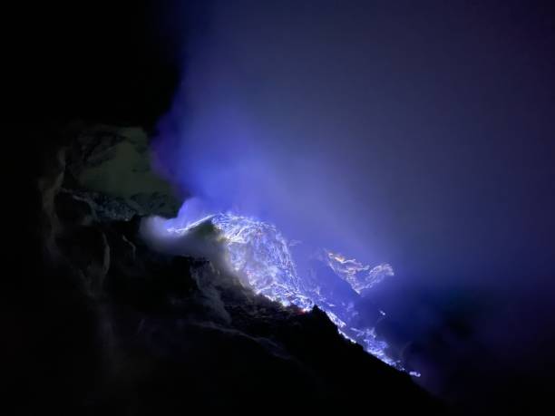 東ジャワのイジェン山の青い火 - sulphur ストックフォトと画像
