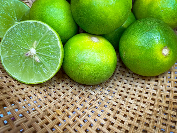 citron vert, goût aigre dans l’ingrédient de la cuisine de rue thaïlandaise - sour taste green traditional culture lemon photos et images de collection