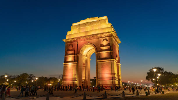 brama indii – pomnik wojenny znajdujący się przy ścieżce kartavya w nowym delhi w indiach - india gate delhi new delhi zdjęcia i obrazy z banku zdjęć