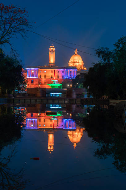 el rashtrapati bhavan, el palacio presidencial en nueva delhi, india, hermosa vista nocturna - new delhi india night government fotografías e imágenes de stock