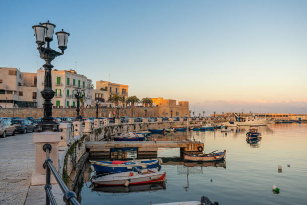 panoramablick auf die strandpromenade und den hafen von bari bei sonnenuntergang. apulien, italien. - as bari stock-fotos und bilder