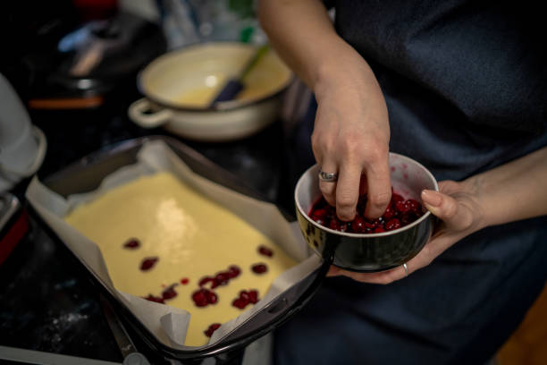 jeune femme cuisinant dans la cuisine. tarte aux cerises - pie fruit cobbler sweet food photos et images de collection