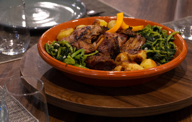 o cabrito assado é um prato típico português habitual da véspera de páscoa, braga, portugal. - gastronomia de portugal - fotografias e filmes do acervo