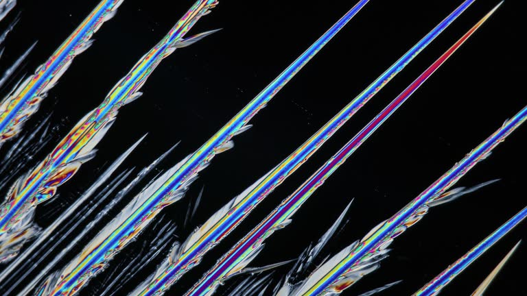 The crystallization of carbonate under a polarizing microscope produces colored spikes