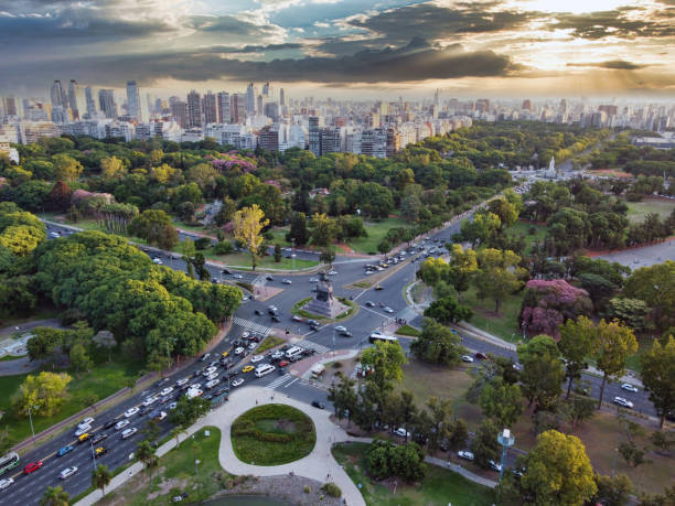 sonnenuntergang in den wäldern von palermo buenos aires argentinien - buenos aires argentina palermo buenos aires south america stock-fotos und bilder