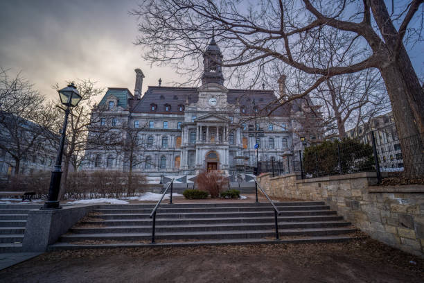 das rathaus von montreal wird renoviert, um seinen früheren glanz wiederzuerlangen. - rathaus von montréal stock-fotos und bilder