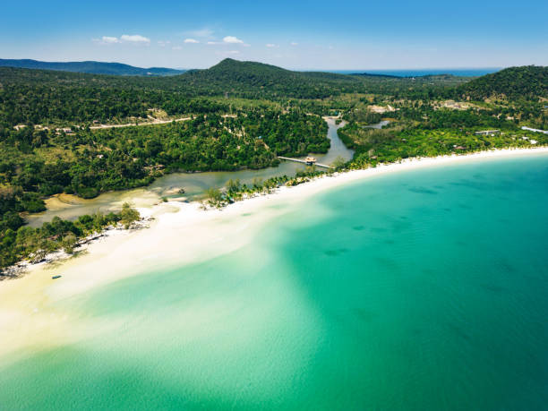 istock Long deserted beach with white sand and clear water 1475587450