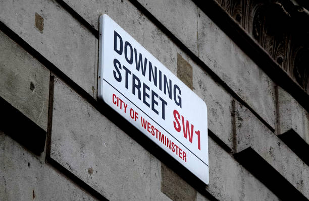 vista de ángulo bajo del letrero de downing street en la pared de un edificio gubernamental en westminster, londres, reino unido. - 11 downing street fotografías e imágenes de stock