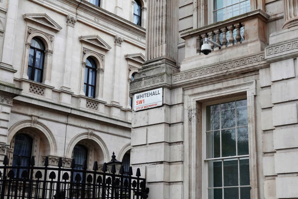 cartel de la calle whitehall en la pared de un edificio gubernamental en westminster, londres, reino unido. - 11 downing street fotografías e imágenes de stock