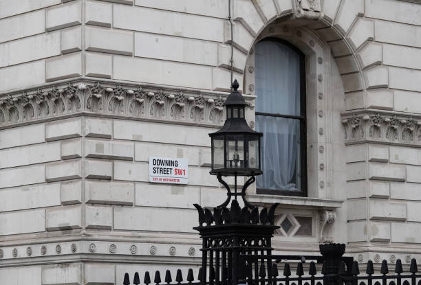 cartel de downing street en la pared de un edificio gubernamental en londres, reino unido. - 11 downing street fotografías e imágenes de stock