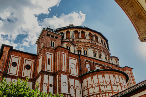 фасад церкви святой марии благодатной - chiesa di santa maria delle grazie, 1497, милан, италия, дом знаменитого "cenacolo" от леонардо да винчи. - old arch architecture painted image стоковые фото и изображения