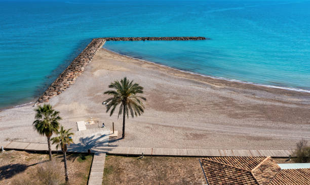 diga della spiaggia di benicàssim - prevenzione dell'erosione costiera nella spagna mediterranea - prevenzione dellerosione del suolo foto e immagini stock