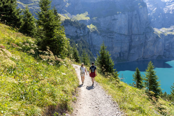 due persone che fanno escursioni in uno splendido scenario alpino in estate camminando nelle alpi svizzere godendosi la natura e la vita all'aria aperta - european alps women summer outdoor pursuit foto e immagini stock