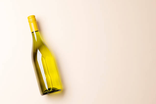 Botella de vino blanco - foto de stock