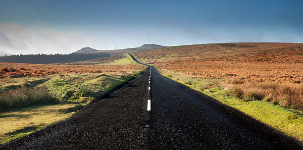 estrada para o sucesso? ou em parte alguma? - dartmoor imagens e fotografias de stock