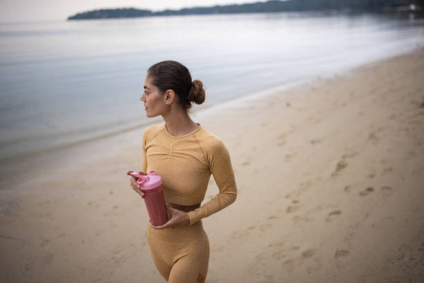 istock Fit woman by the sea 1475626537
