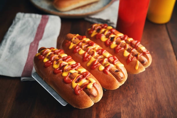 hot dog mit röstzwiebeln, essiggurken-relish, senf und ketchup - pickle relish stock-fotos und bilder