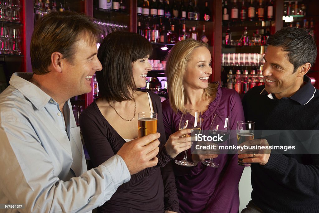 Groupe d'amis boire ensemble au Bar - Photo de Bière libre de droits