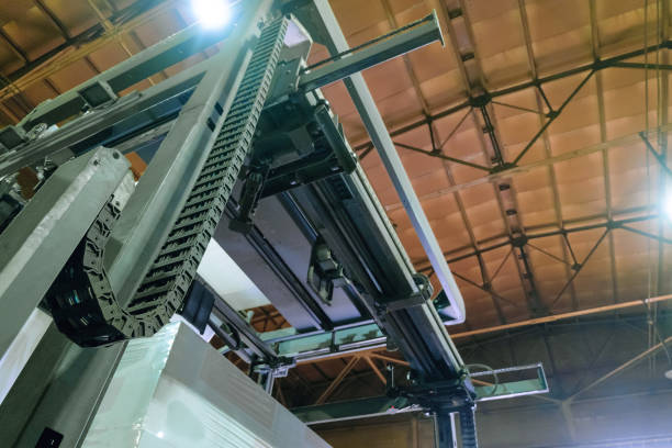 istock Lifting mechanism of pallet wrapping machine with white stretch wrap 1475644444