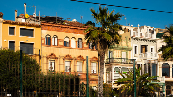 Paisaje urbano de Vilassar de Mar con edificios típicos a lo largo de la calle, Cataluña photo