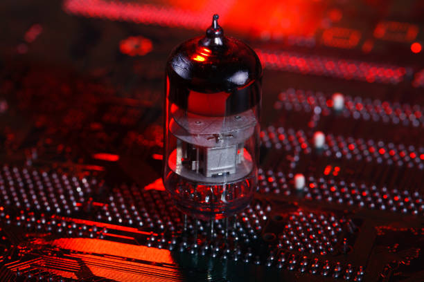 Shone vacuum tubes in the included lamp radio receiver