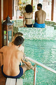 junge-paare-entspannen-sich-in-der-therme.jpg?b=1&s=170x170&k=20&c=GpI07yVv9kcRu1GzEpxVsUoqPM-vXkYNazqMMd6Iw-o=